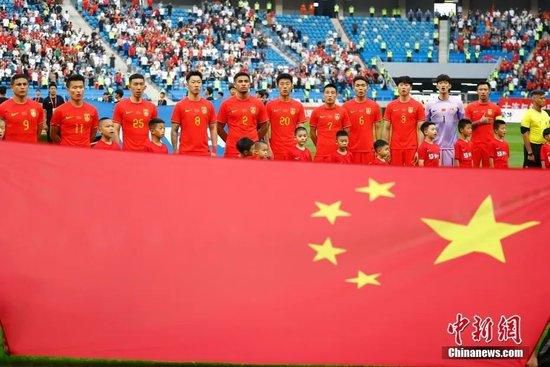 这恰恰也是芬内尔改编的出发点，“不做裁判，只讲感受”。