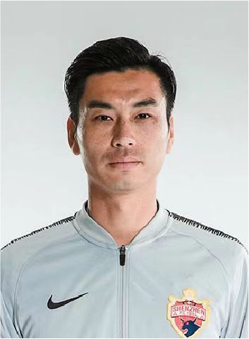 主演索非娅·罗兰爆乳送飞吻，还对媒体开心挥手。