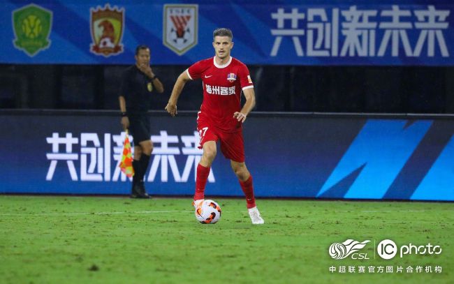 此番李宇春是受国际顶级设计师Riccardo Tisci亲自邀约，专程赴巴黎时装周观赏Riccardo最新时装秀。