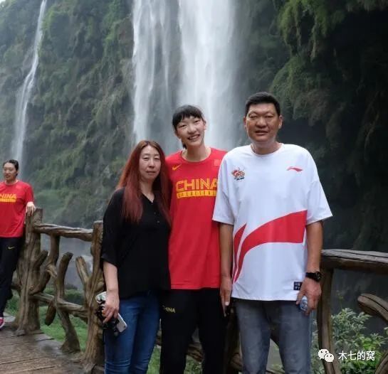 女主角佩内洛普·克鲁兹与二位型男欧文·威尔逊和本·斯蒂勒亮相红毯，克鲁兹身穿绿裙十分妖娆惹眼。