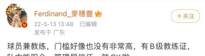 为了迎接即将到来的情人节，台上的女演员分别向男演员们送上神秘礼物。
