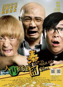 而朱莉和孩子们亲密度过闲暇时光，场面温馨快乐。